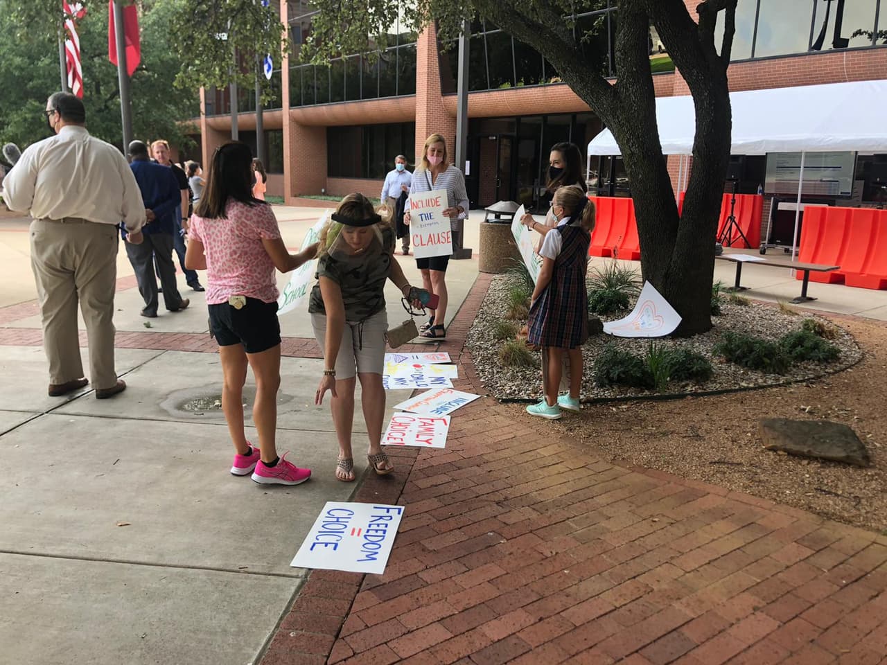 Decenas de personas se congregaron la mañana de este lunes para pedir que los estudiantes puedan regresar a las escuelas antes del 28 de septiembre.
<br>