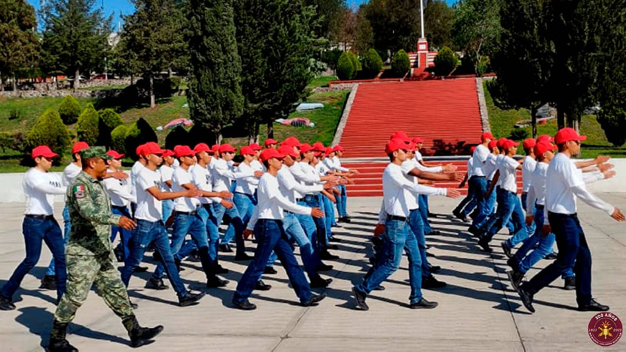 En el lugar se te tomará un fotografía, por lo que debes acudir con 
<b>camisa blanca, peinado hacia atrás, con las patillas recortadas, con el bigote recortado</b> a la altura del labio superior (en caso de tenerlo).