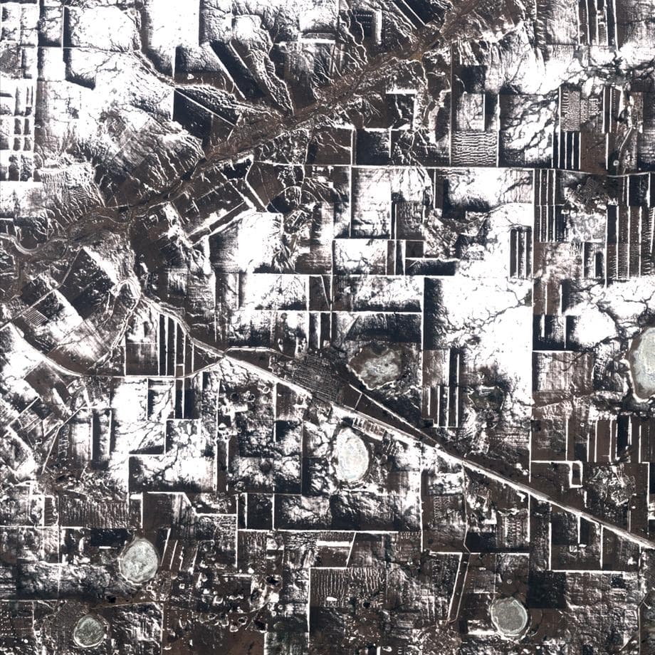 Solo podrán permanecer hasta dos astronautas privados en la EEI junto a la tripulación oficial de la estación. En la foto se ve una formación de árboles sembrados para cortar el viento que crea un patrón como de una pintura cubista. Estos cortavientos rodean granjas en el invierno cerca de la ciudad de Komsomolets en el norte de Kazajstán.