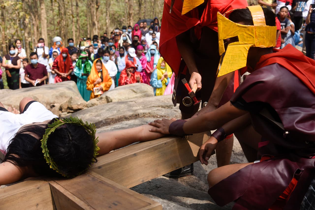 Una representación de la crucificción durante el Viernes Santo en Assam, India.