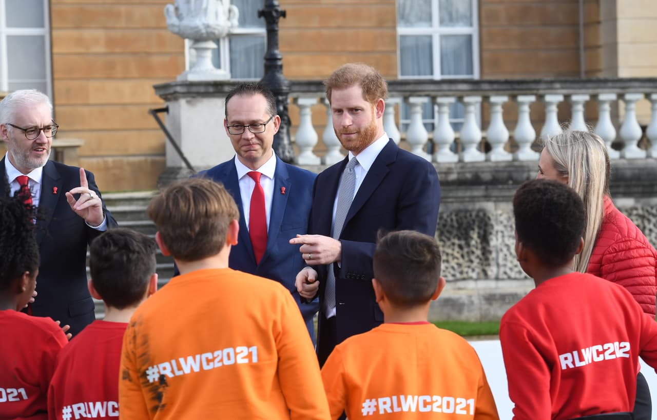 También durante el evento, el príncipe Harry sonrió y estrechó la mano de niños en los jardines del 
<b><a href="https://www.univision.com/noticias/mundo/la-reina-isabel-ii-anuncia-una-trancision-para-el-alejamiento-del-principe-harry-y-meghan-markle-de-la-familia-real">palacio de Buckingham</a></b> antes del sorteo de la Copa Mundial de la Liga de Rugby 2021.
<br>