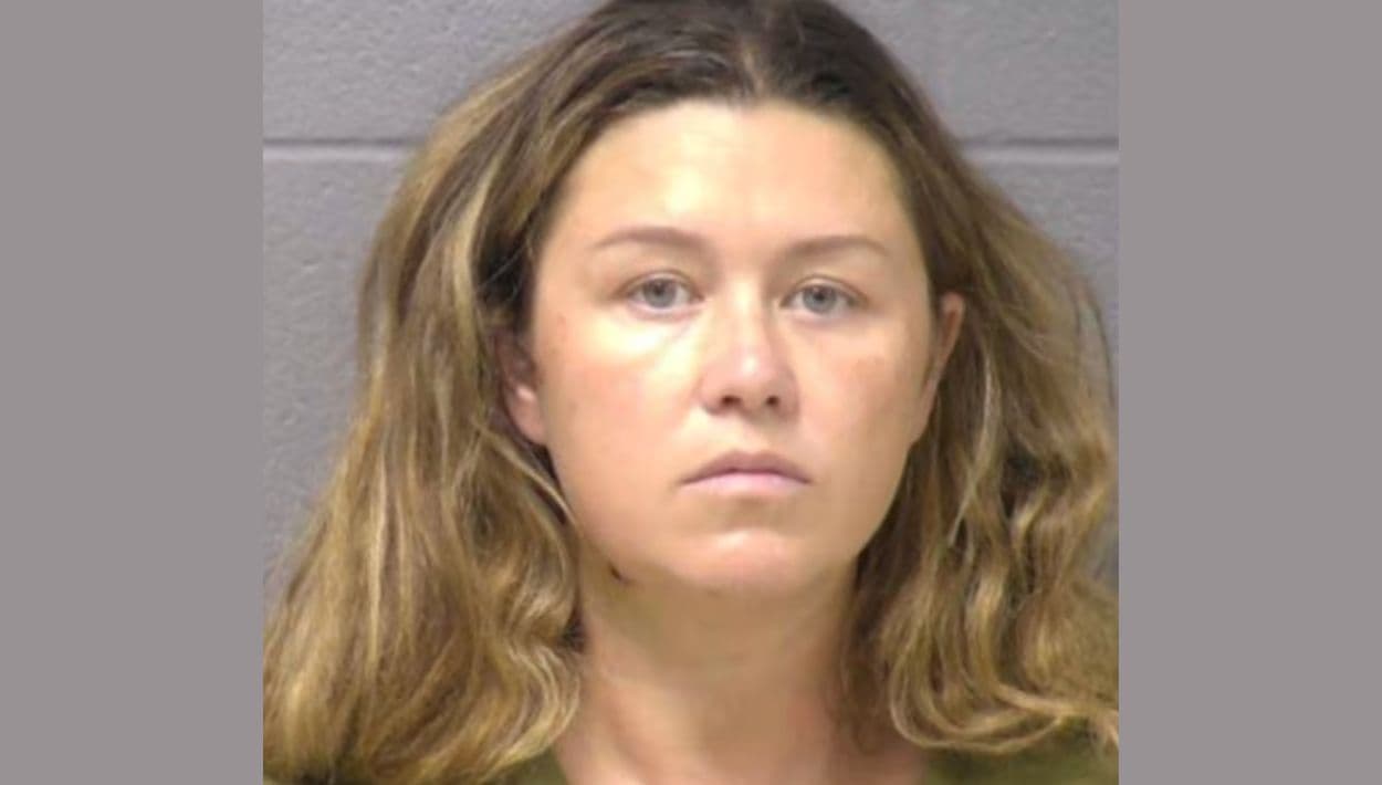 <h2 class="cms-H2-H2"><b>Lo encontraron colgado en el sótano: Acusan a madre de matar a hijo de 2 años por ser el “anticristo”</b></h2>
<br>El martes 1 de septiembre, a las cuatro de la tarde, una vecina de Frankfort, Illinois entró a una casa en Brook Stone Court y encontró a un niño de 2 años colgado en el sótano. Tenía una ligadura en el cuello y los pies no tocaban el suelo.
<br>
<b><a href="https://www.univision.com/local/chicago-wgbo/madre-acusada-asesinato-hijo-anticristo-frankfort">La madre dijo a los policías que lo había hecho porque el niño era el “diablo”</a></b>
<a href="https://www.univision.com/local/chicago-wgbo/madre-acusada-asesinato-hijo-anticristo-frankfort"> y el <b>“anticristo”.</b></a>