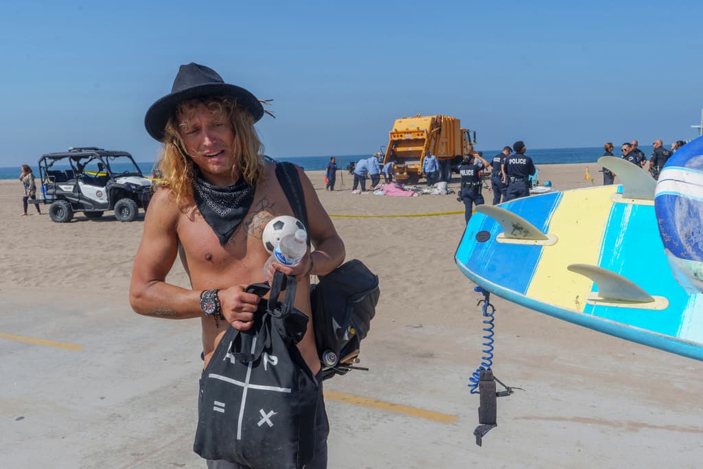 Eyre dijo tener 30 años y ser natural de 
<b>Salt Lake City, en Utah</b>. Encontró en Dockweiler State Beach un hogar, tras separarse de su esposa, a quien le otorgaron la custodia de sus dos hijas.