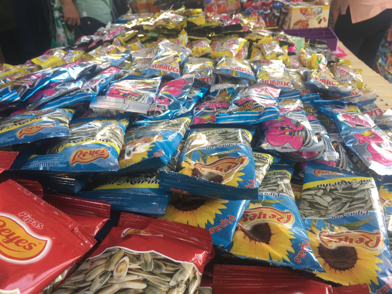 Lo que se come en los estadios de España: 90 minutos de 'pipas' y fútbol