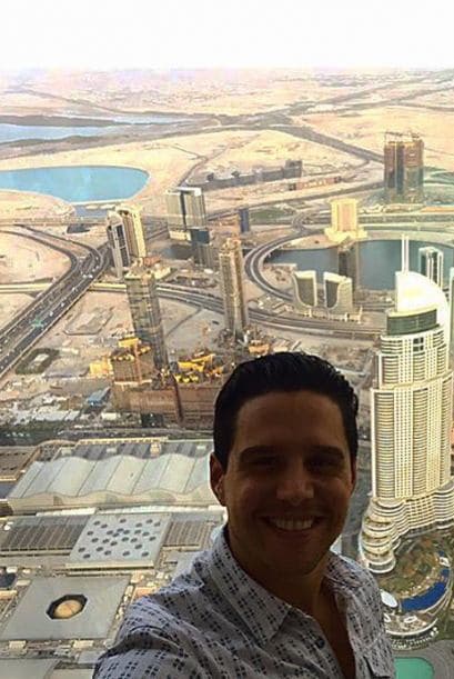 Sonriente y de buen humor como siempre, Alejandro manda saludos desde la ciudad de Oro.