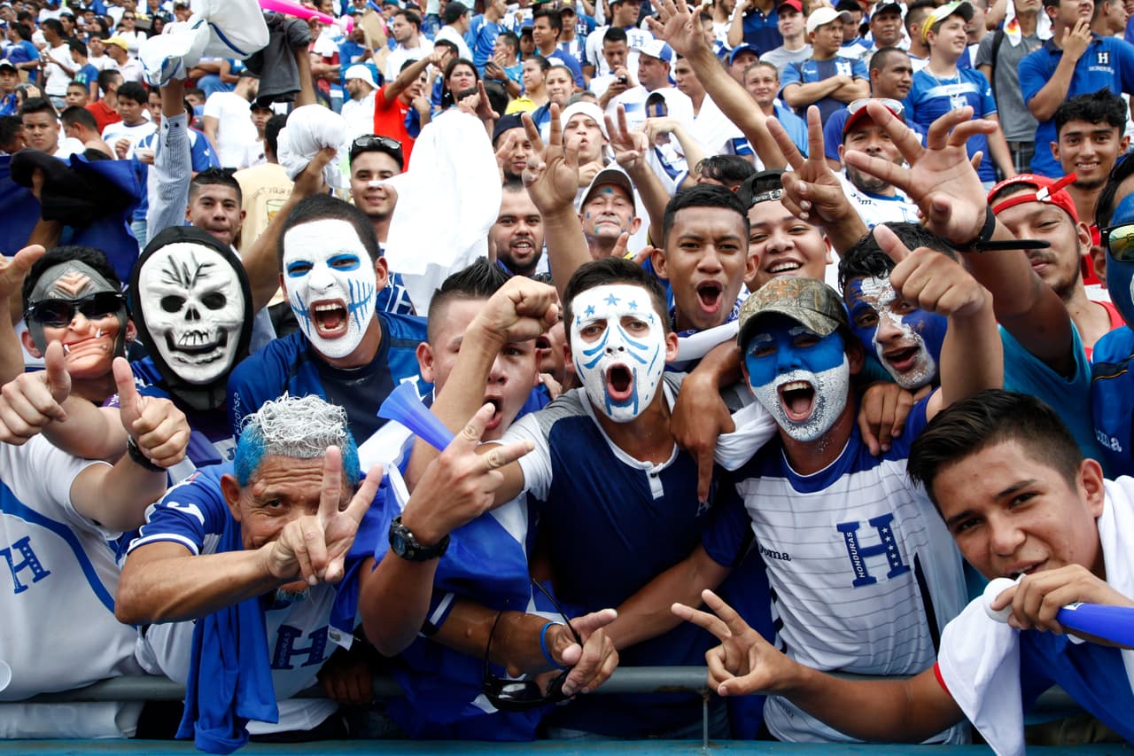 Los fanáticos locales se mostraron confiados en un principio, pues Honduras ha logrado dos clasificaciones consecutivas a Mundiales y en ambas ocasiones se ha quedado atrás Panamá.