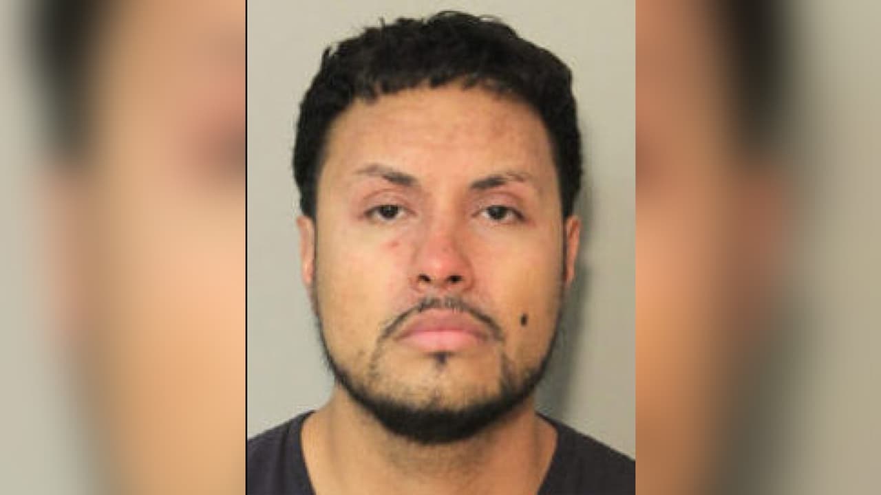 A Caballero se le acusa por poseer una ametralladora y un arma de fuego, según se indican en documentos judiciales.