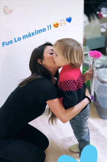 "Cinco días y 
<b>mi primera mini salida</b>. Actividad con mamá en la escuela de 'Manu'", dijo la cantante en el video que compartió con el niño. 
<br>