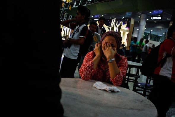 Familiares de los pasajeros del Malaysia Airlines vuelo MH17 lloran ante la tragedia.