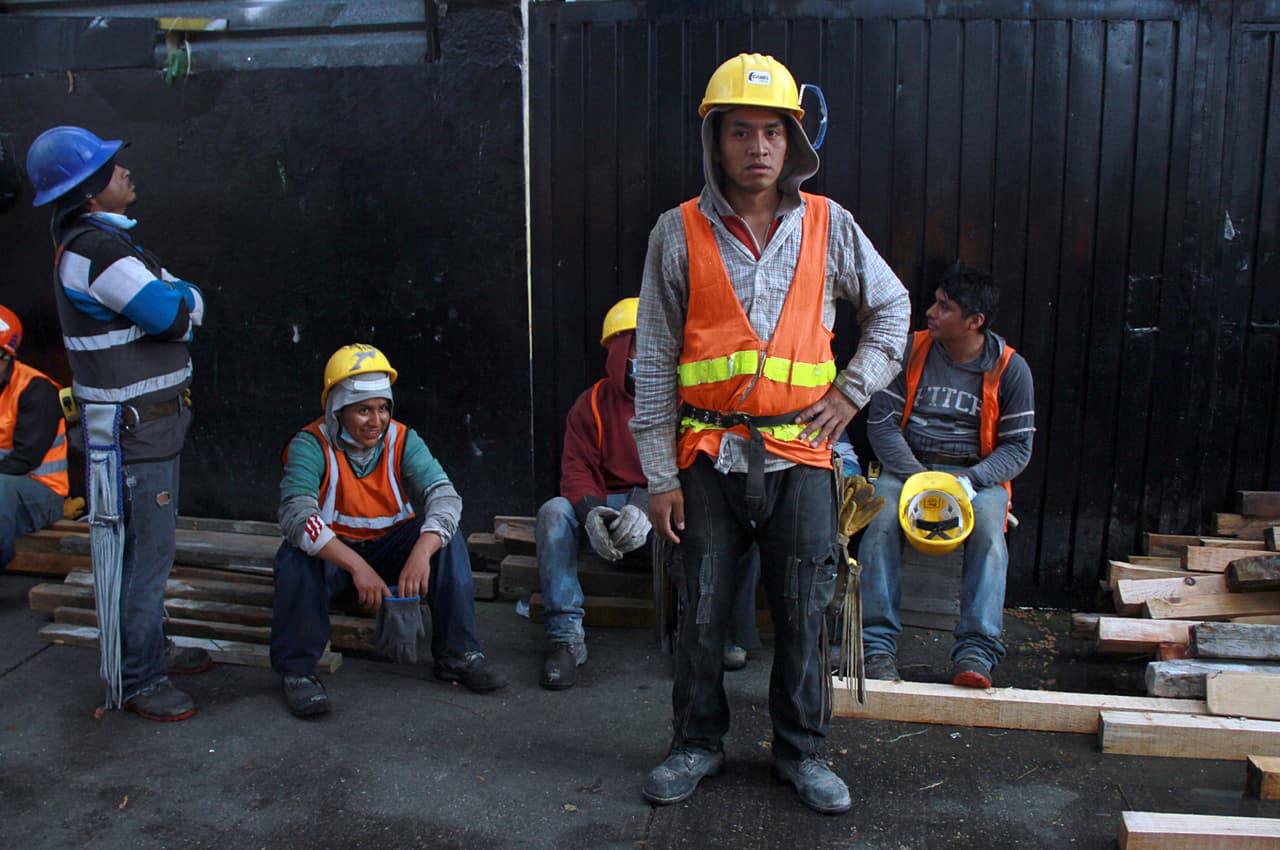 Un voluntario mira con impaciencia al fotógrafo que se acerca al grupo, esperan que las autoridades les den la oportunidad de ayudar.