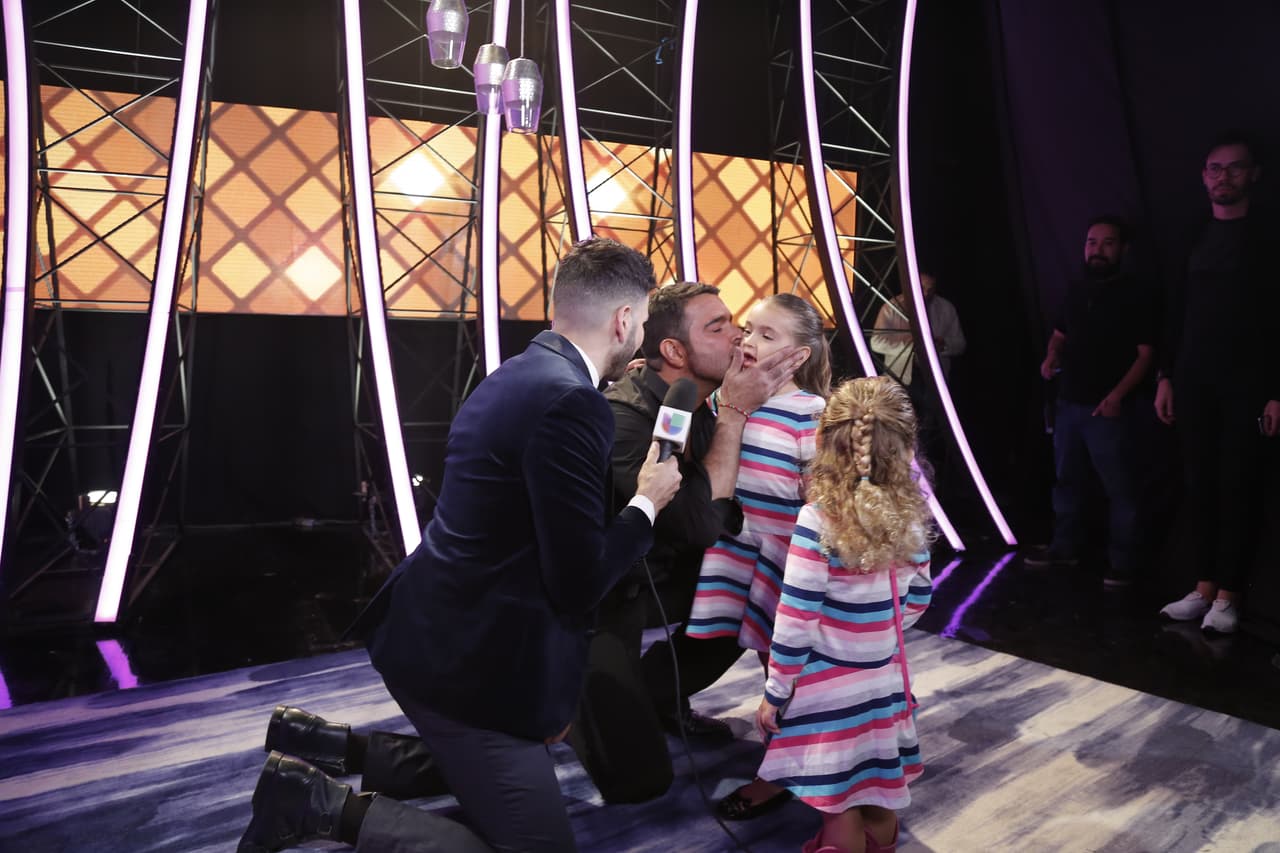 Con un cariñoso beso, el actor y cantante agradeció la presencia de sus hijas en el estreno de Mira Quién Baila.