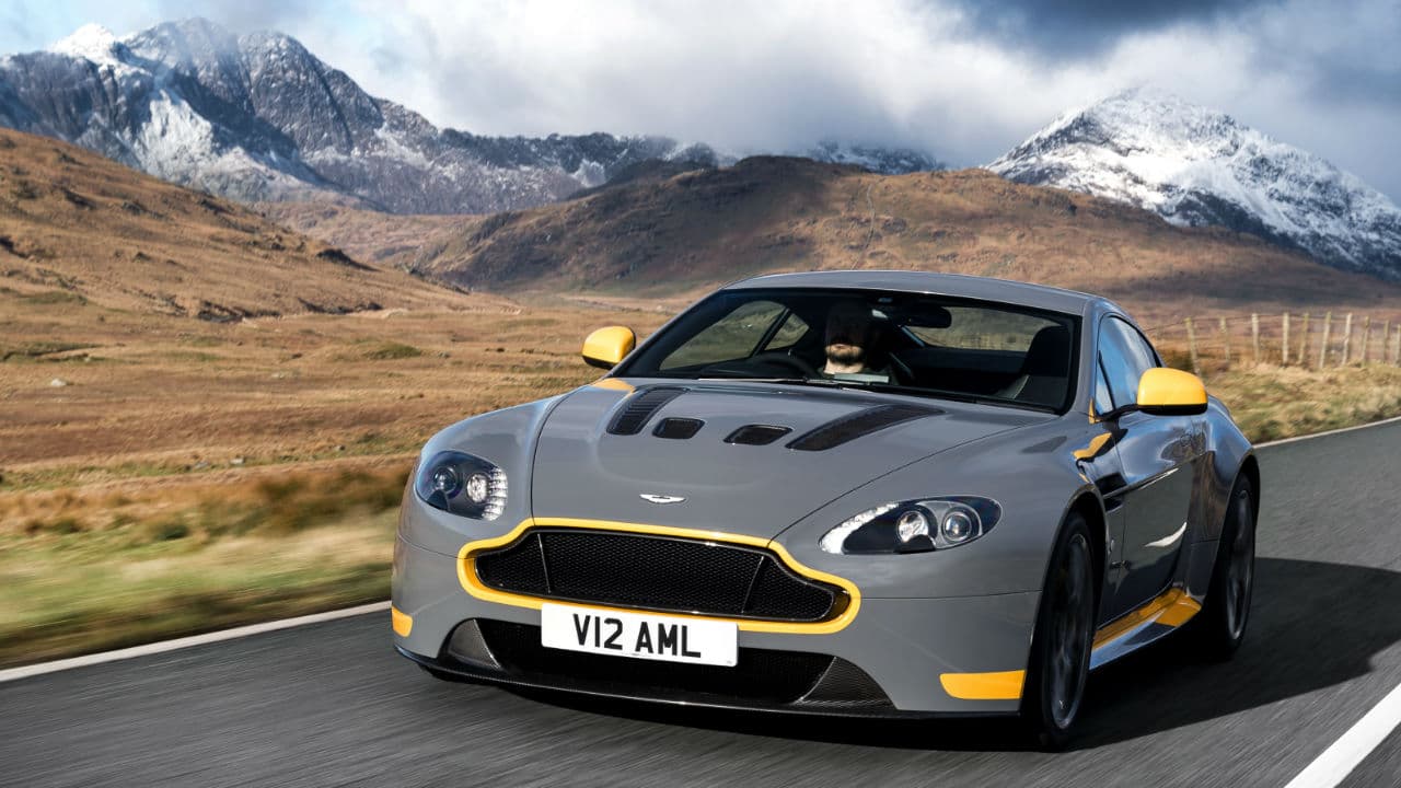 Es todo un bólido en carretera, alcanza las 205 millas por hora como velocidad máxima y lograr 
<b>el 0 a 60 mph le toma solo 3.7 segundos</b>. Obviamente el rendimiento de combustible va de acuerdo a esas cifras, pero tampoco está tan castigado como el caso de otros V12 que verás en la lista, de hecho es de los más 'aceptables'. En ciudad, el Vantage S ofrece 
<b>12 mpg en ciudad y 18 mph en carretera</b>.