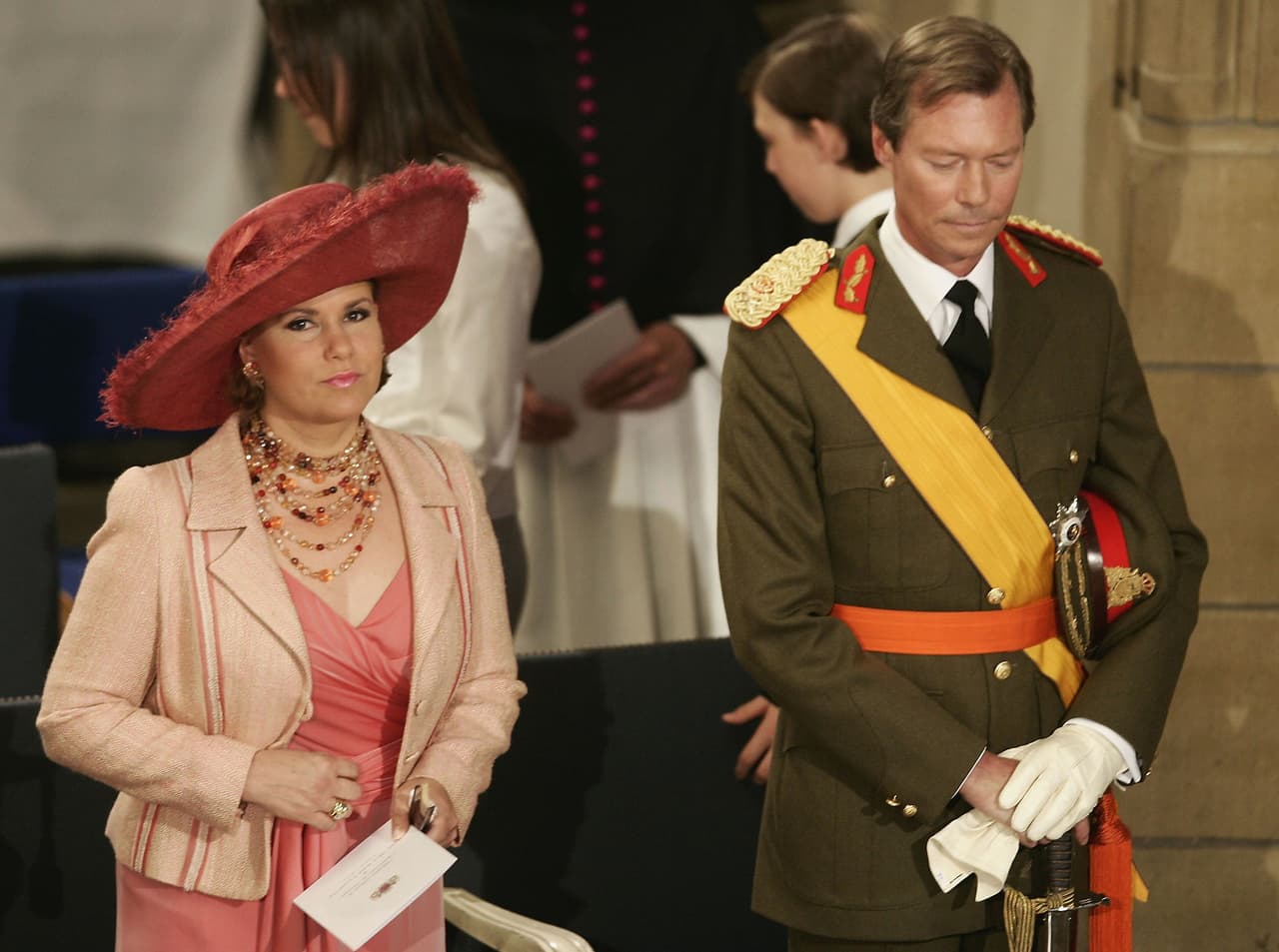 "Me llenan de orgullo el compromiso, la inteligencia con que mi esposa lleva a cabo todas sus actividades. Su entrega al servicio de nuestro país. A mi lado, desde hace 39 años, es ejemplar y me resulta indispensable", agregó el monarca en su comunicado.