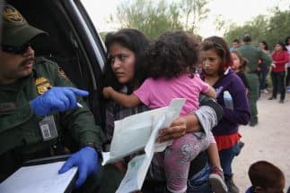 La crisis humanitaria de ni;pos solos en la frohntera puso en aprietos al gobierno del presidente Barack Obama.