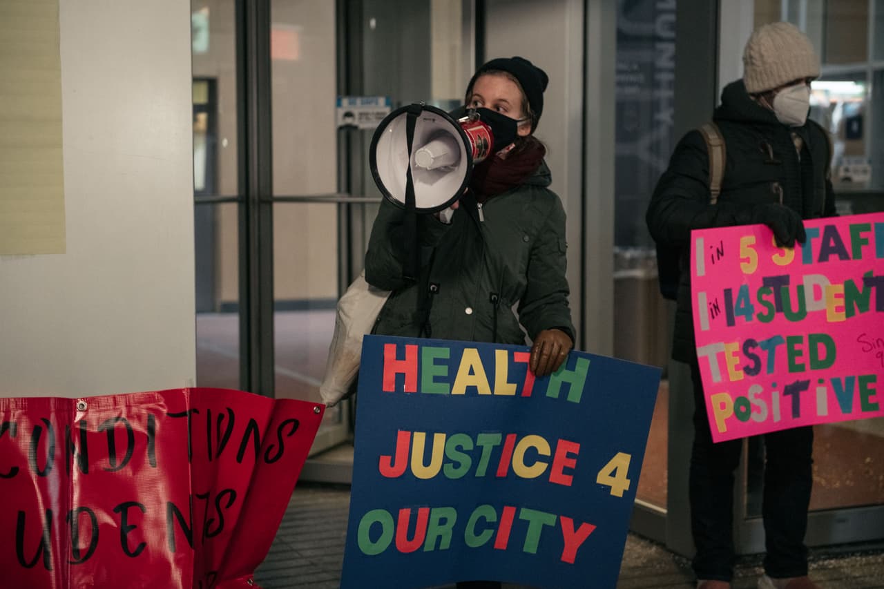 Docentes de Nueva York protestaron afuera de las oficinas de la Federación Unida de Maestros por la apertura de las escuelas del estado a pesar del aumento de casos de coronavirus.