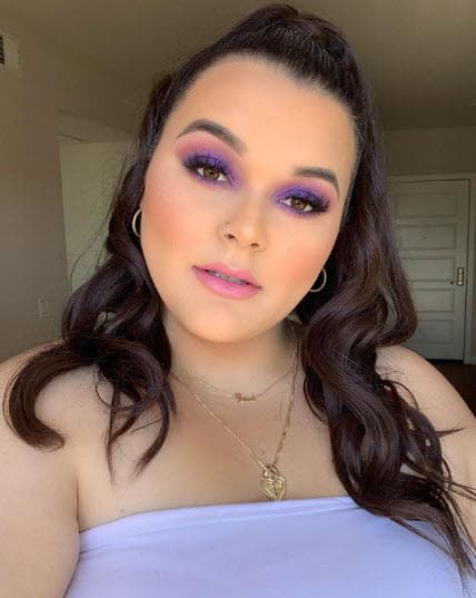 Además de su trabajo como modelo de tallas grandes, Jenicka tiene su canal de 
<a href="https://www.youtube.com/channel/UCMVoFmstUEDfDnGNuULsLZg/videos" target="_blank">YouTube</a> en el que da consejos de belleza.