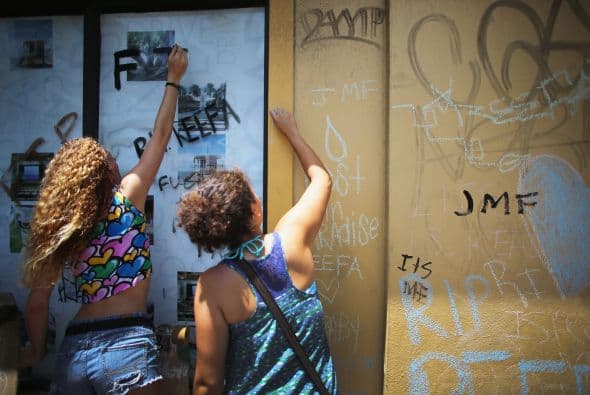 El artista pintaba en la pared de un edificio abandonado de Miami Beach y fue descubierto por agentes de la policía.
