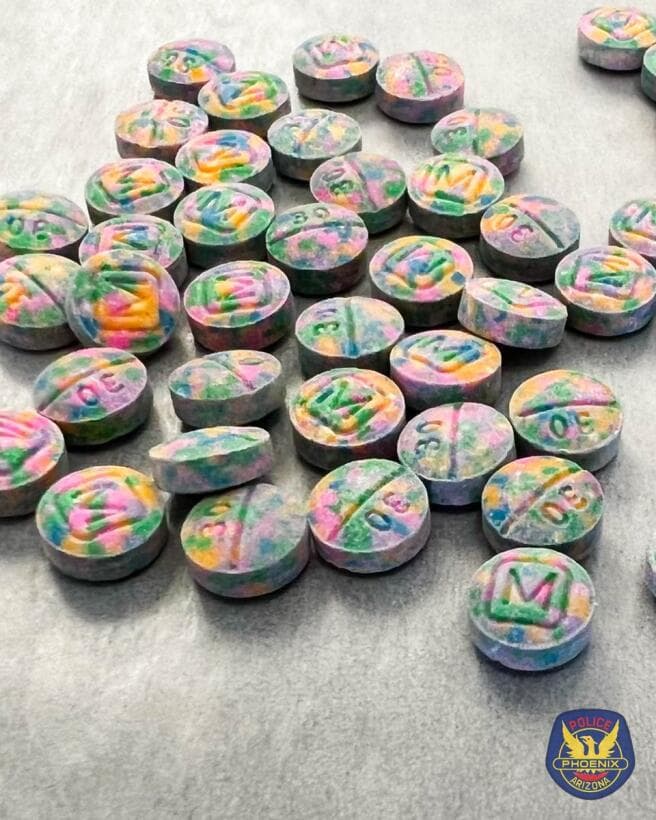 Este año se conoció también el llamado fentanilo arcoíris, con 
<b><a href="https://www.univision.com/local/arizona-ktvw/otro-esquema-color-tabletas-fentanilo-arcoiris-tipos-fotos" target="_blank">distintos patrones de colores</a></b>. Fue a finales de octubre cuando se descubrió una nueva presentación de esta droga, colorida para ser más atractiva en las comunidades más jóvenes.