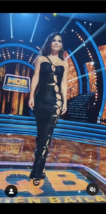 La también actriz colgó una serie de imágenes en donde fue evidente un difícil caminar por parte de ella con la ajustada prenda. 
<br>