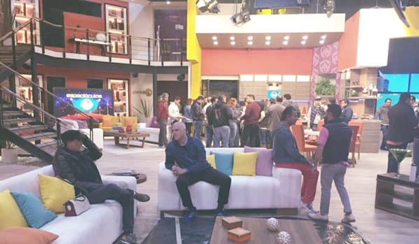 ¡Está bueno el chisme! Mira cómo se relajan nuestros conductores durante comerciales.