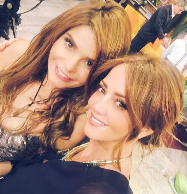 Itatí Cantoral y Andrea Legarreta súper felices detrás de cámaras.