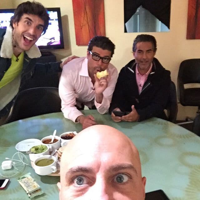 ¡Noche de chicos! Ellos aprovecharon para comer entre amigos.