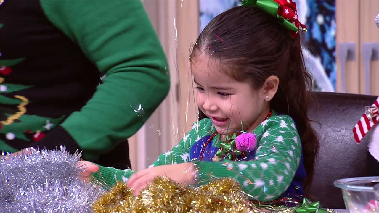La pequeña se divirtió decorando su propio suéter con más adornos navideños.