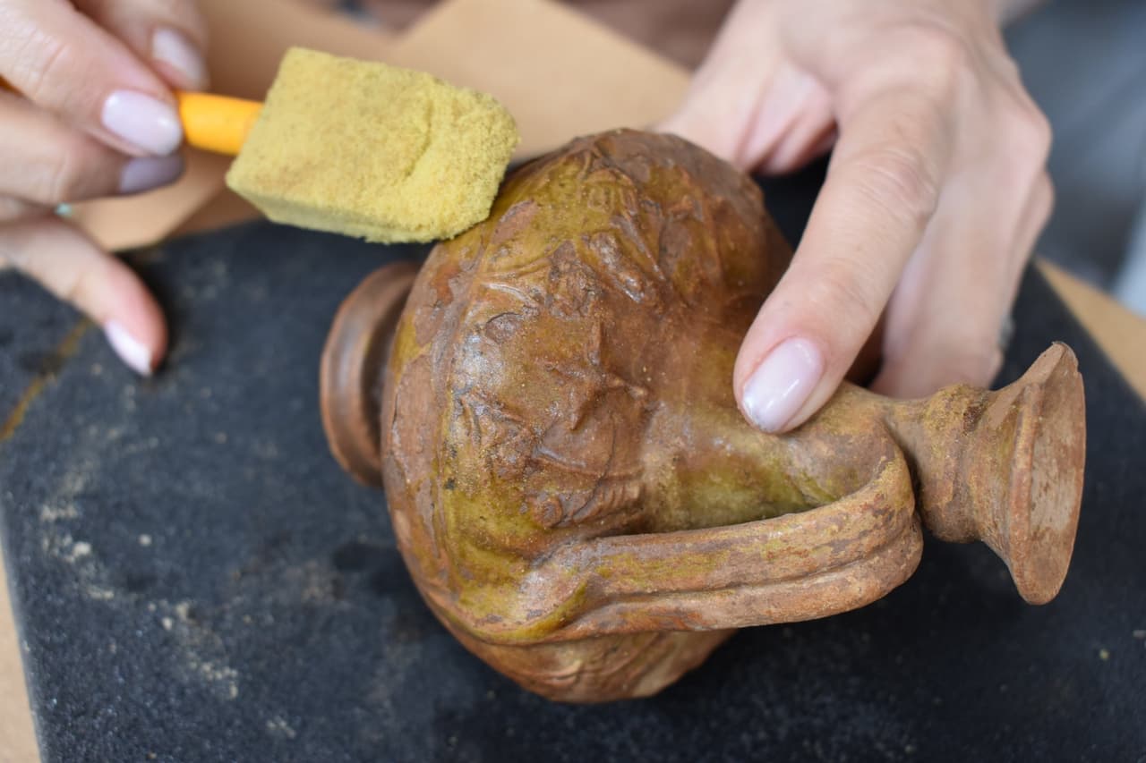 Localizan joyas y ornamentos romanos en varias tumbas cercanas a un aeropuerto del Reino Unido
