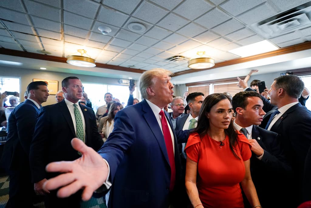 Trump también ha tratado de ganarse el apoyo de los votantes latinos criticando el socialismo y el comunismo. Varios nicaragüenses, cubanos y venezolanos estaban en este lugar y decían a los medios que estaban con él por sus posiciones al respecto.