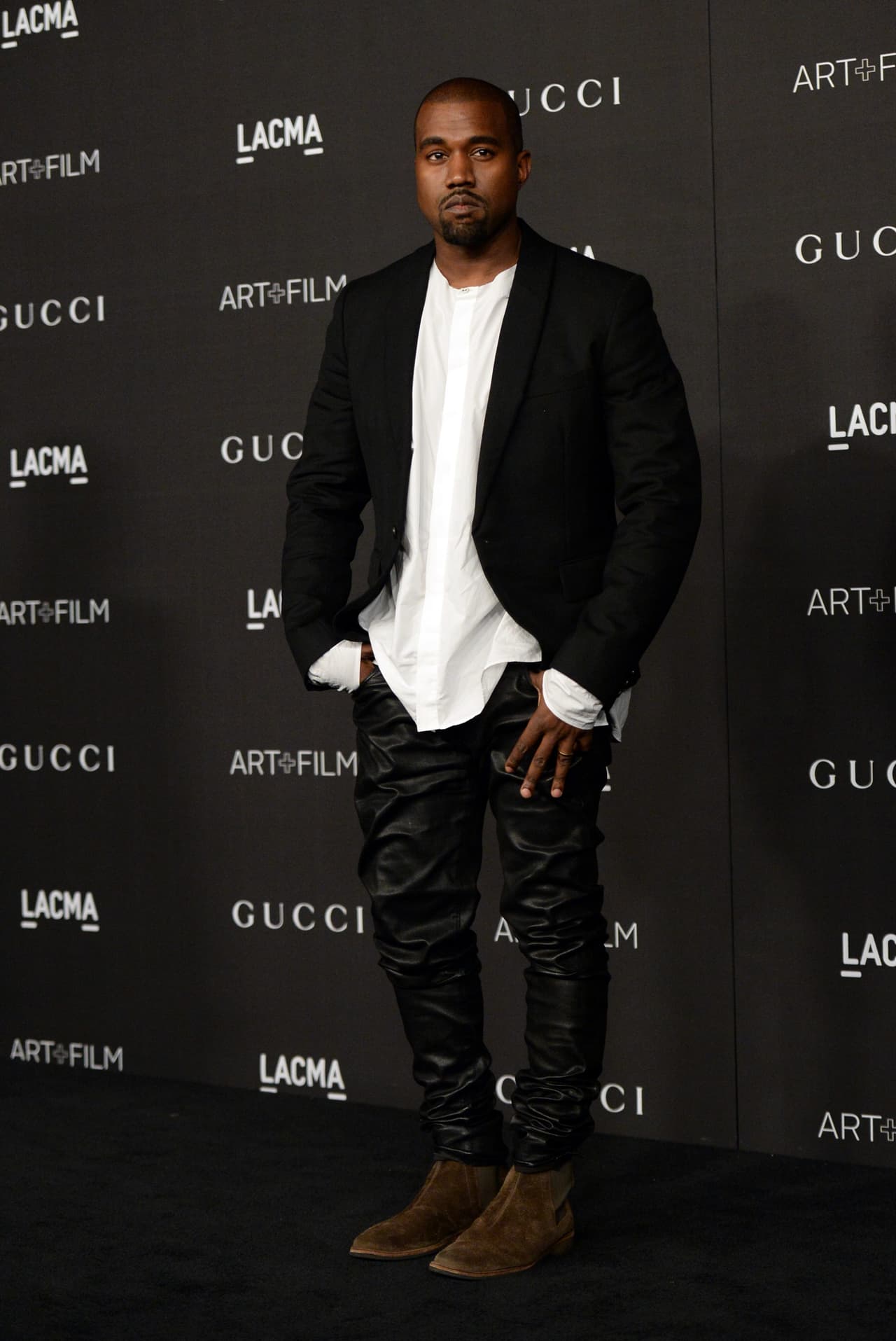 Hay que recordar que además de ser rapero, Kanye es un exitoso empresario de la moda, por esa razón en febrero de 2015 lanzpo su línea de ropa.