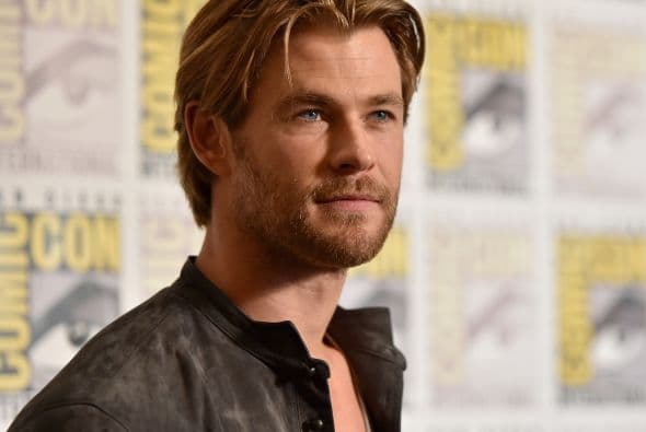 Chris Hemsworth le da vida a Thor, quien puede levantar sin problemas 100 toneladas, combatir días y noches sin cansancio y moverse a la velocidad del rayo; además, no se enferma o adquiere infecciones.