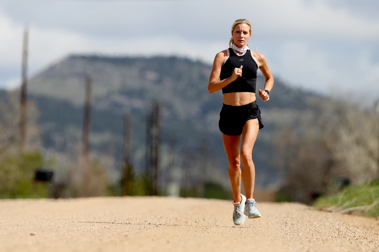 La atleta olímpica de carreras de obstáculos Emma Coburn sale a correr durante una sesión de entrenamiento el 8 de mayo en Boulder, Colorado. Los atletas de todo el mundo están entrenando de manera aislada bajo estrictas políticas de distanciamiento social debido a la crisis de coronavirus.