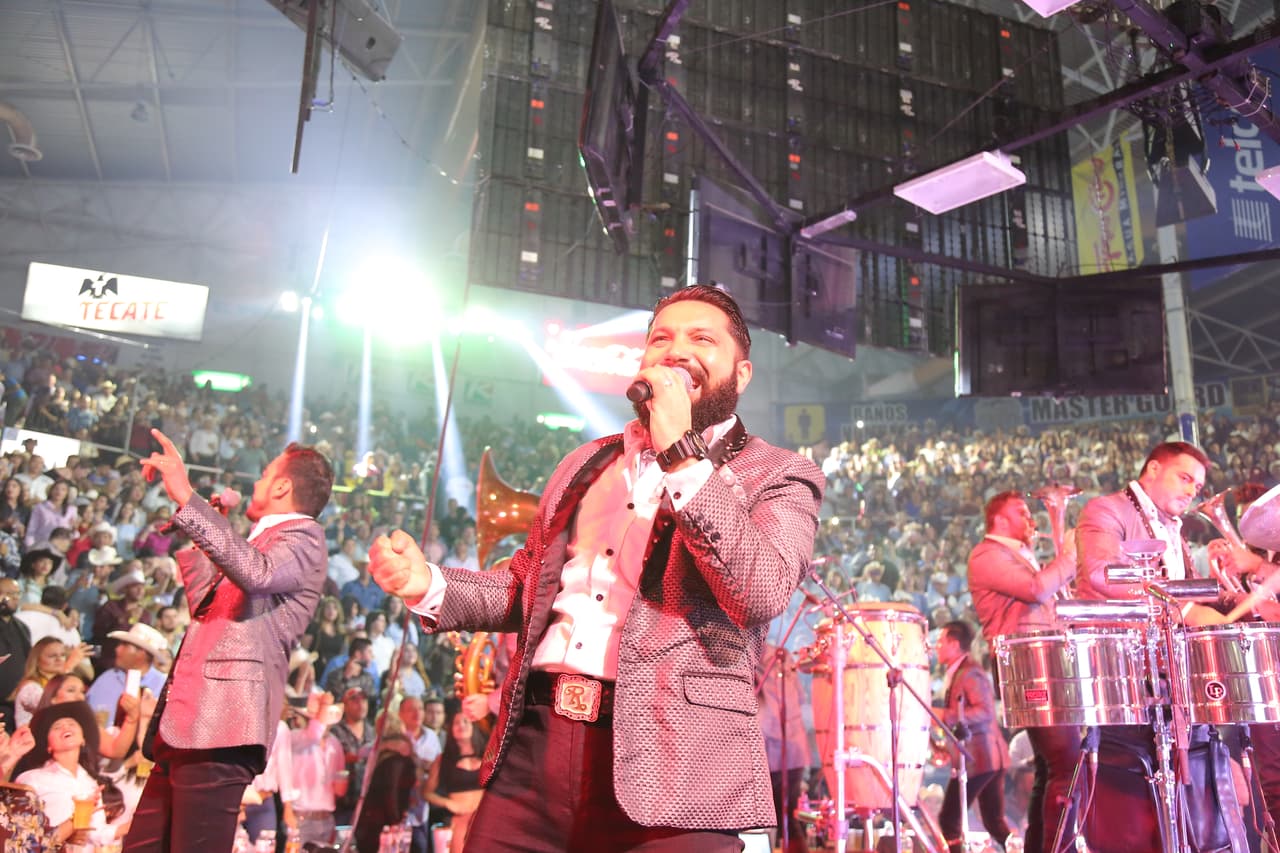 Charlie observa la respuesta del público.