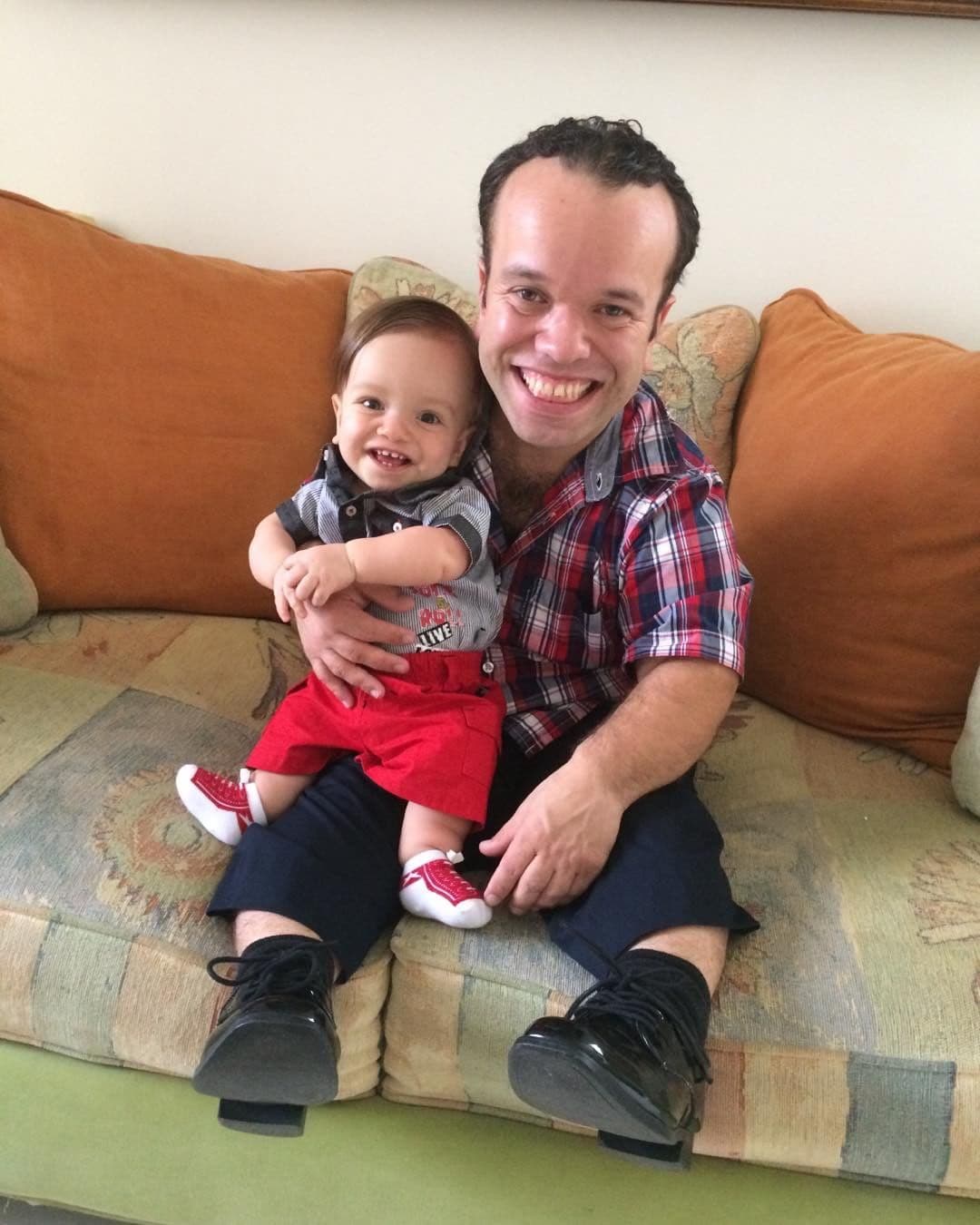 Nuestro productor estrella no puede estar más orgulloso de Sebastián y no deja de compartir hermosas fotos como esta. En una entrevista para El Gordo y la Flaca en el 2017 él nos contó que su hijo tiene su misma condición genética y lejos de considerarlo una desventaja, aseguró que el podrá cumplir todas sus metas si se lo propone.
<br>