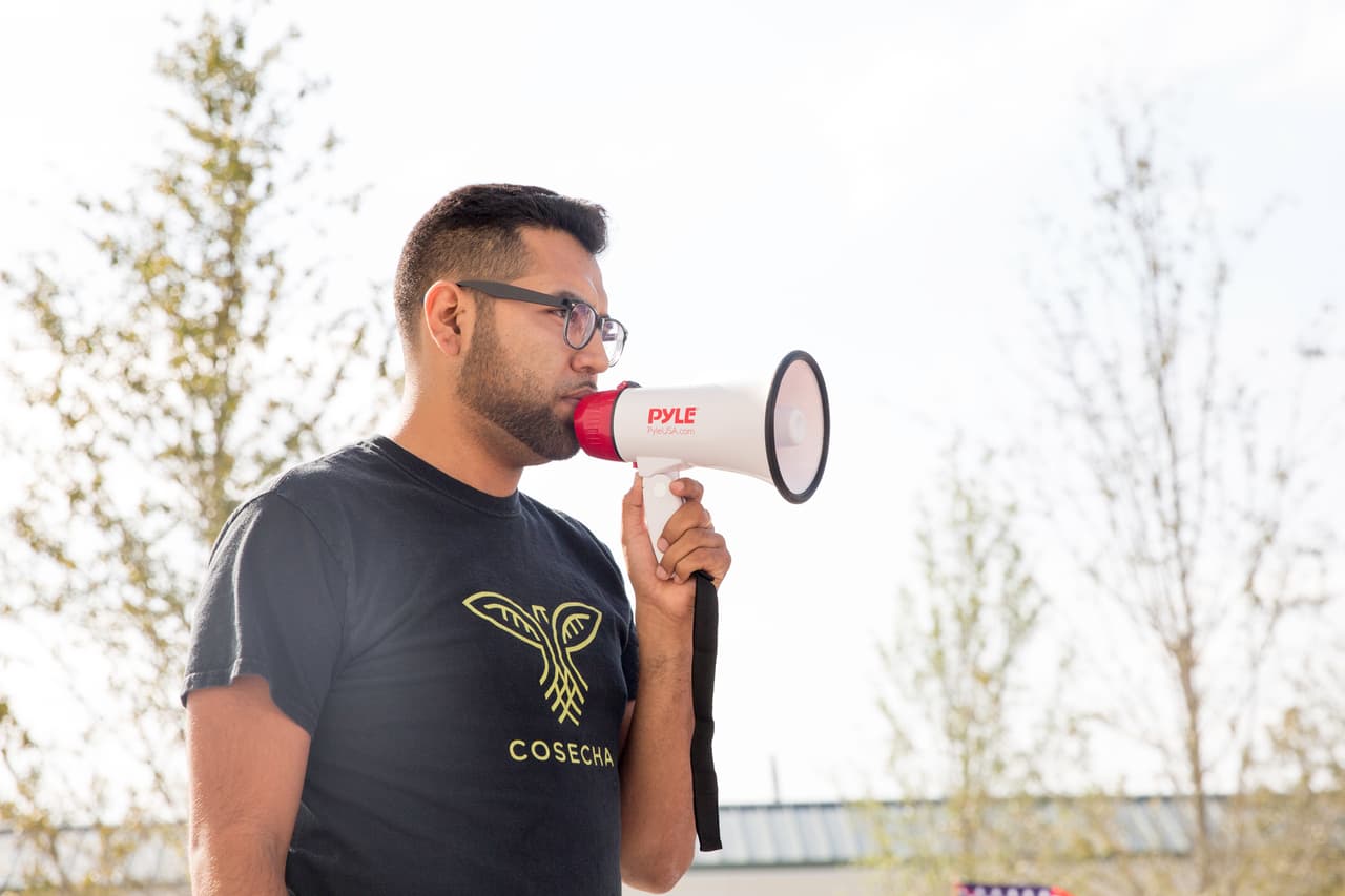 El DREAMer Saúl Alemán era uno de los vecinos de Homestead que estaba al frente de la protesta. "Este un día de poder cosechar lo que tanto hemos sembrado desde que hemos llegado a EEUU. Estamos listos y dispuestos a seguir protestando, a poder paralizar la economía hasta que puedan reconocer que los inmigrantes no son un problema. Son los que le dan de comer a la gente que vive en EEUU; el inmigrante es quien da de comer, quien construye los edificios". 
<br>
