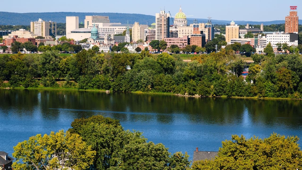 <b><a href="https://www.univision.com/local/philadelphia-wuvp/harrisburg-se-prepara-para-manifestaciones-y-disturbios-previo-a-la-inauguracion-de-biden-video">Harrisburg</a></b>: La capital de Pensilvania obtuvo el puesto 13 en la lista de jubilados con una puntuación general de 7.1. Es un gran lugar para que ciclistas y corredores disfruten del paisaje del río Susquehanna en los senderos del Riverfront Park, y el área también alberga muchos de los festivales y eventos anuales del área metropolitana. Los costos de vivienda en Harrisburg promediaron $ 265,150 en 2020 en comparación con el promedio nacional de $ 315,743.
<br>