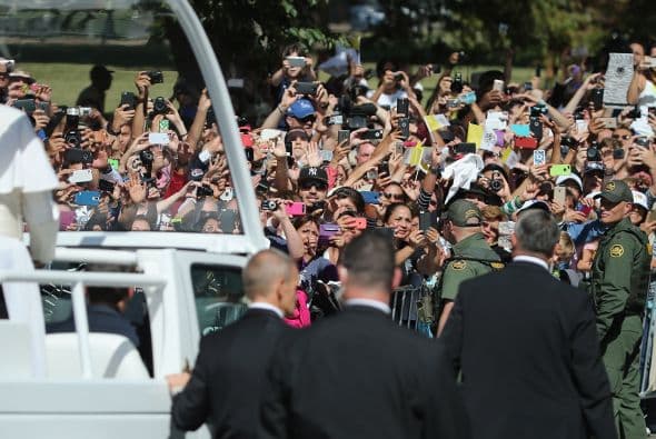 Va rodeado de decenas patrullas y cientos de agentes de seguridad.