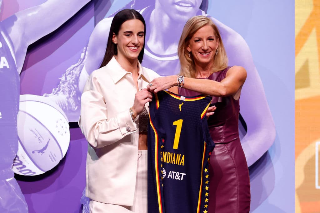  Caitlin Clark, el fenómeno del basquetbol universitario, jugará con Indiana Fever