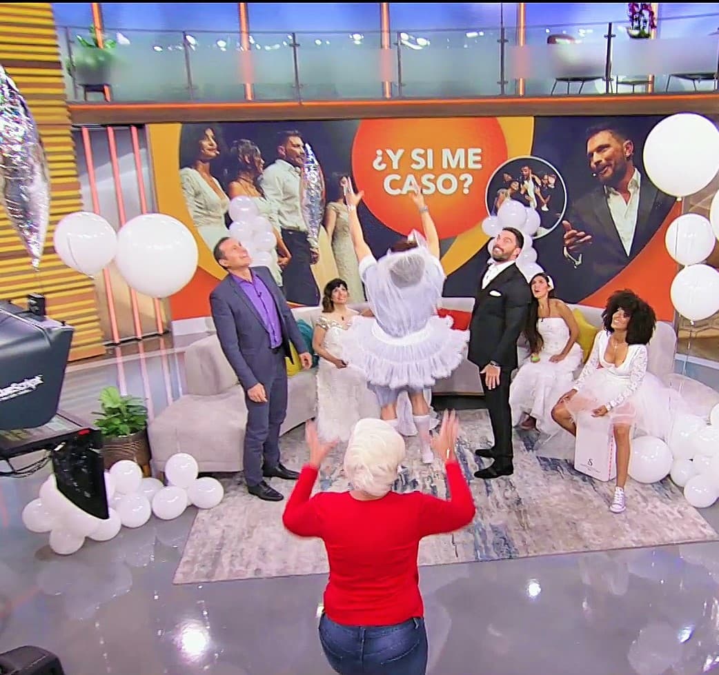 La 'boda' siguió y el momento de aventar el ramo para buscar a la próxima novia tuvo lugar.