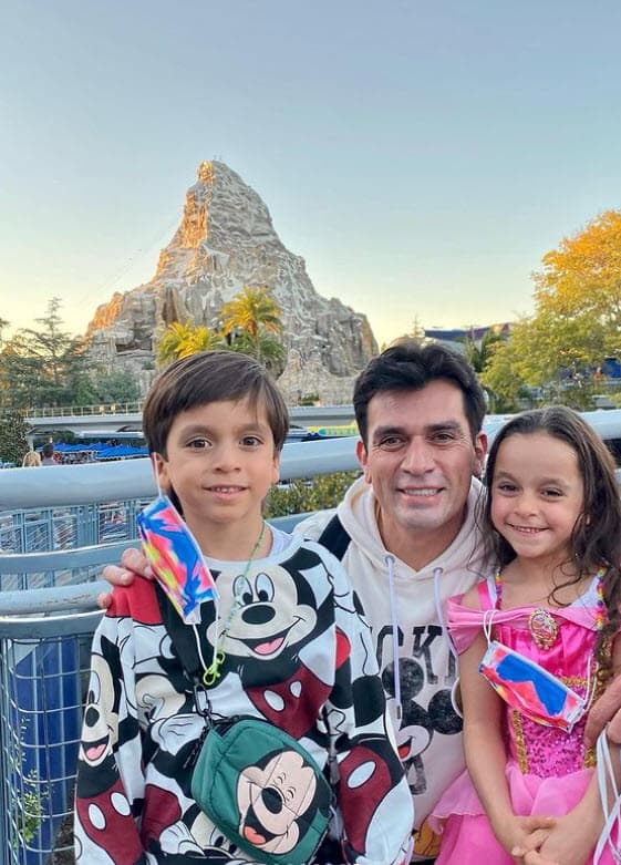 Los mellizos de 6 años desean pasar más tiempo con su madre, por lo que Jorge bromea con los pequeños: "Ellos (preguntan) 'Mami, ¿Cuándo vas a venir por mí?' y yo (les digo): 'Nunca, ahora me toca a mí niños'", dijo con humor.
<br>