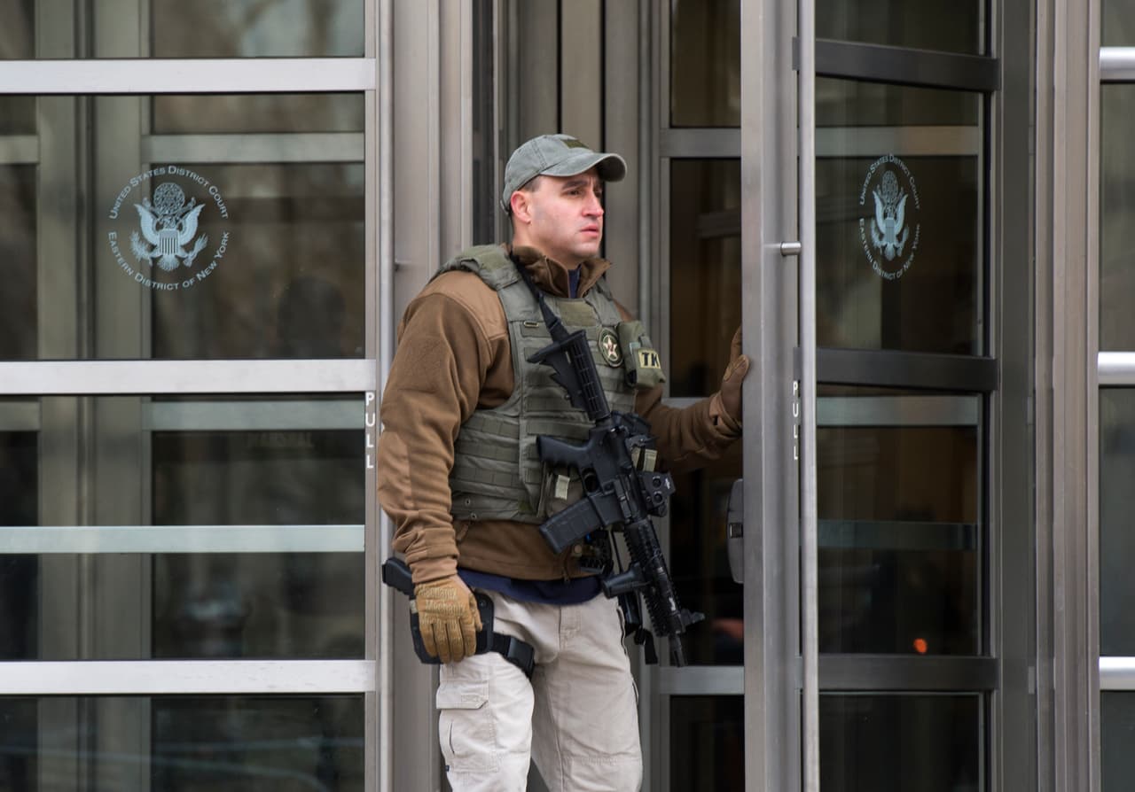 Tal y como ocurrió en la primera audiencia del 20 de enero, mientras 'El Chapo' permaneció en el edificio los alrededores de la corte estuvieron custodiados por agentes fuertemente armados.