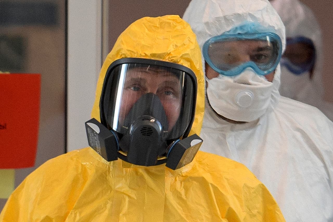 El presidente ruso Vladimir Putin viste un traje protector durante una visita al hospital de Kommunarka, donde se encuentran pacientes del coronavirus.