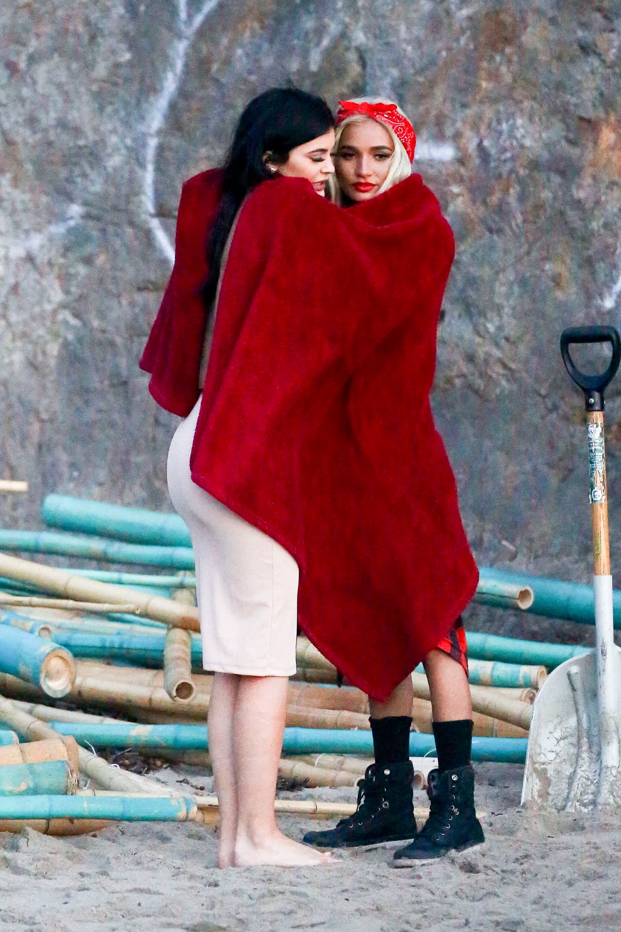 ¡Pobres! Sólo había una frazadita para las dos.