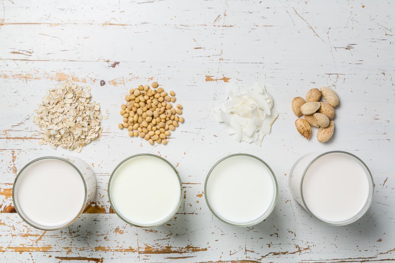 <b>Menos proteínas</b>. Las bebidas vegetales tienen menos proteínas que la leche de vaca. Los frutos secos como las avellanas o las 
<a href="https://www.univision.com/noticias/salud/por-que-es-tan-buena-la-leche-de-almendras">almendras</a> están repletos de proteínas y las almendras son muy ricas en calcio, pero estos nutrientes se pierden durante el procesamiento de estas bebidas.