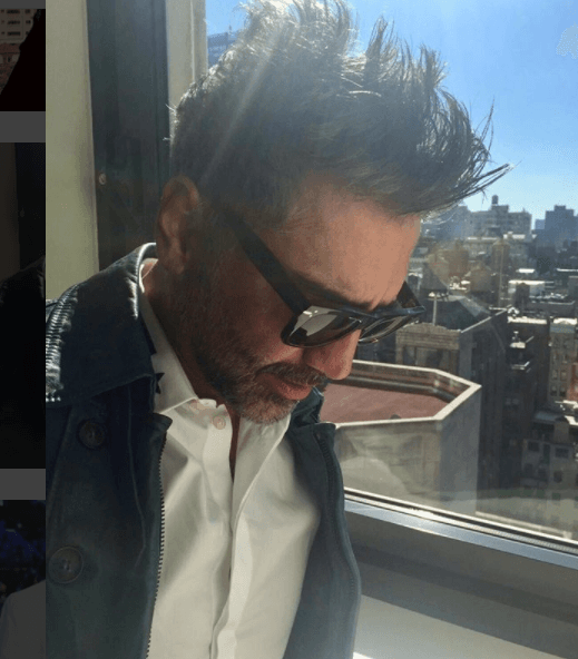 Alex Fernández gusta de innovar con su cabello, y constantemente sorprende con sus cortes o peinados.