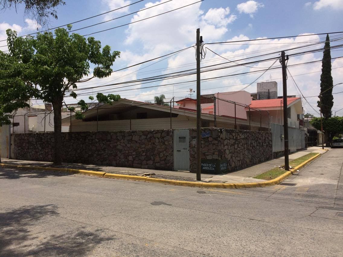 Hugo Iván Carranza Zepeda está vinculado a dos empresas, las cuales tienen diferentes direcciones, aunque están dentro de una misma construcción en la colonia Jardines del Bosque, Guadalajara.