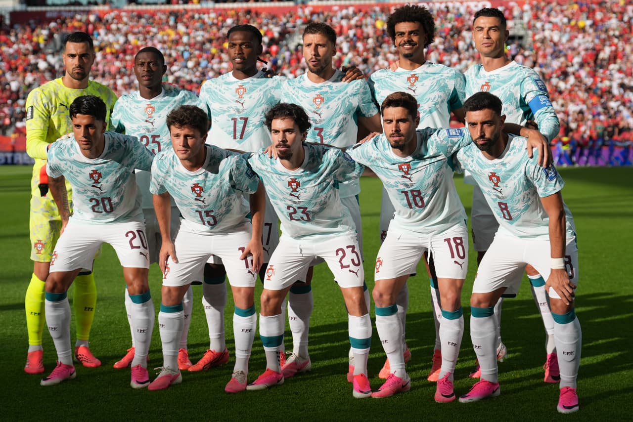 Los jugadores titulares de Portugal posan para una foto de equipo al inicio del partido de dieciseisavos de final de la Copa del Mundo contra Croacia en Toronto, el jueves 2 de julio de 2026.