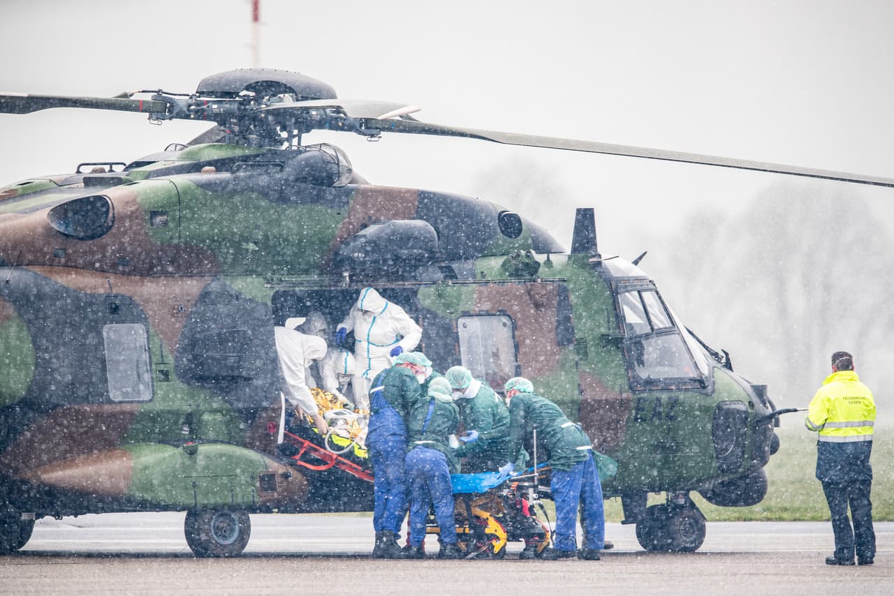 <b>Alemania al rescate (29 de marzo). </b>Un helicóptero militar francés aterriza en el aeropuerto en Muehlheim, Alemania. Este país ha sido uno de los que menos fallecidos ha tenido y ha estado recibiendo pacientes enfermos con covid-19 de regiones muy afectadas en Francia e Italia.