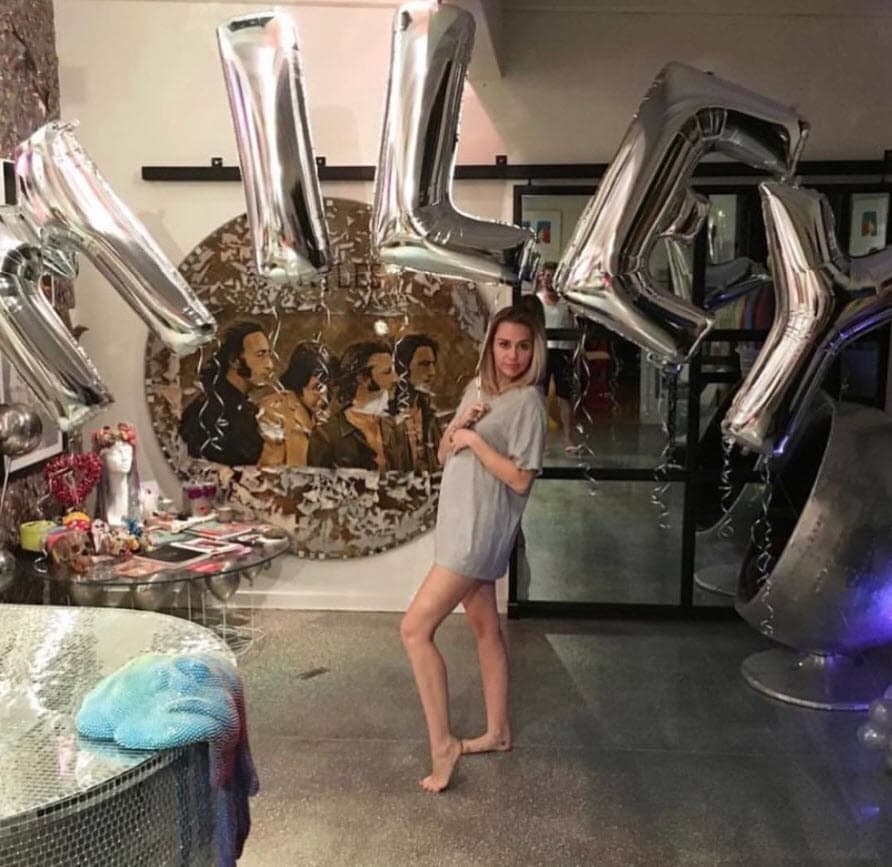 El hogar que 
<b><a href="https://www.univision.com/los-angeles/klve/musica/omar-y-argelia-show/invitan-a-reflexionar-sobre-la-perdida-de-casas-por-fuegos-en-california-sin-importar-el-estatus-social-video">Miley</a></b> compartía con su novio Liam costó casi 7 millones de dólares.