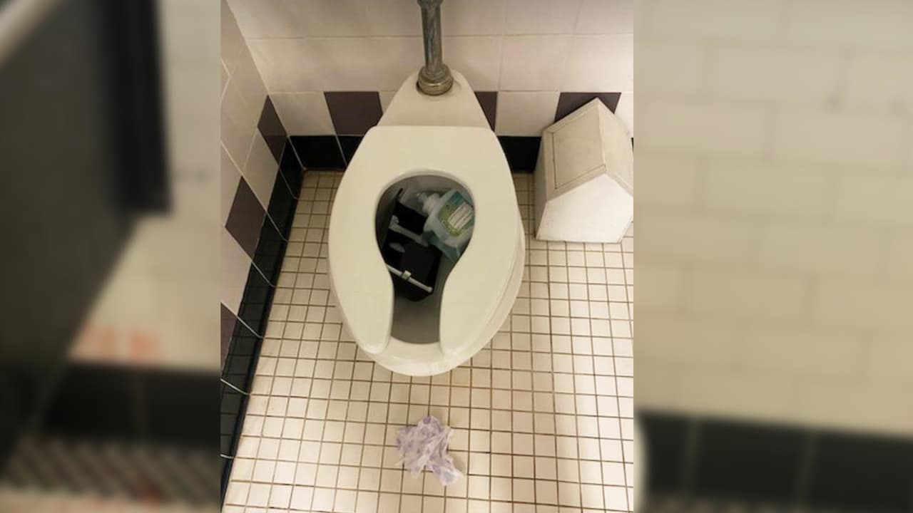 El 
<b><a href="https://www.univision.com/local/sacramento-kuvs/escuelas-de-sacramento-reportan-vandalismo-debido-a-reto-de-tik-tok-video">reto de Tik Tok</a></b> ha sido replicado por varios estudiantes a nivel nacional, estatal, y local. Buscan los likes de la red social al publica las imágenes de cómo roban los artefactos.
<br>
<br>
<br>